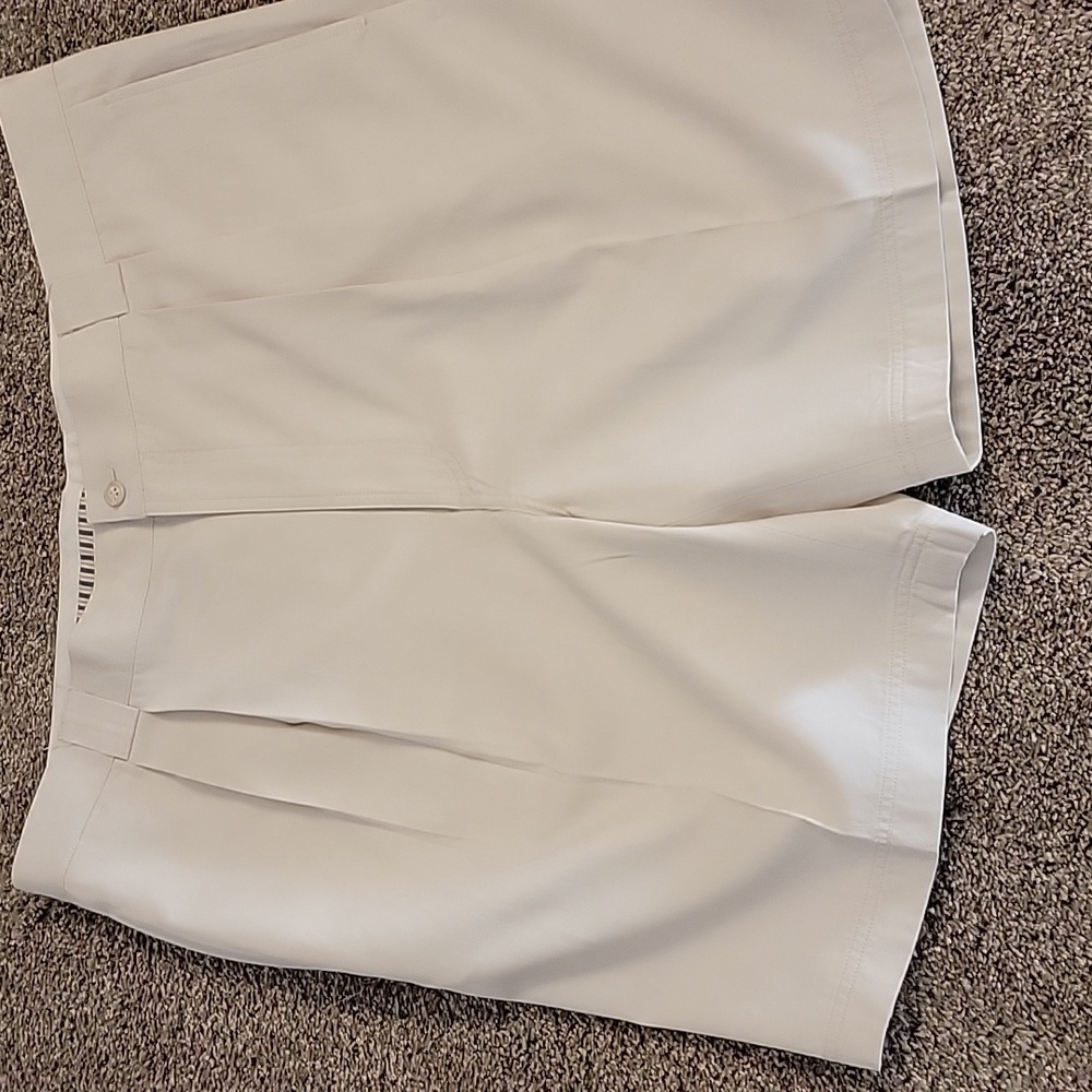 Axis LA, shorts, cotton blend size 40. Cream.